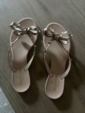 Valentino Garavani Bow Rockstud Thong Sandals